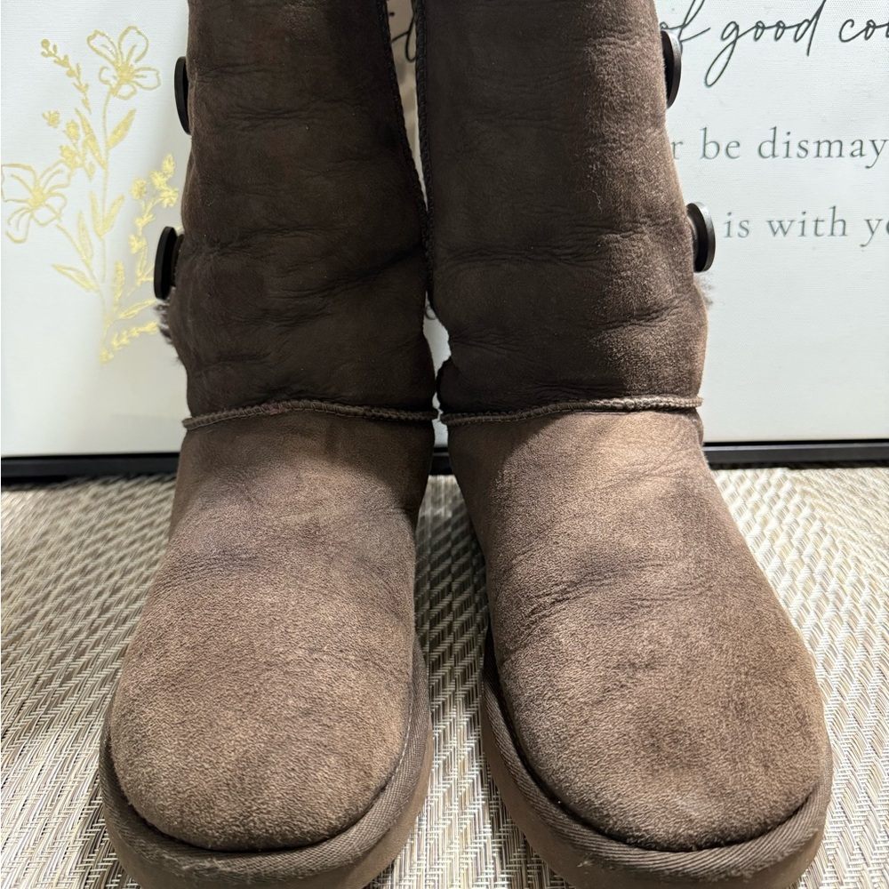 UGG Bailey Button Triplet Women's Chocolate Suede Winter Boots SZ 9. Box8